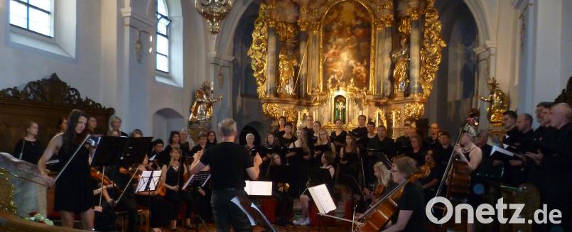Auftritt in der Miesbergkirche: das gesamte Ensemble mit Solistin Astrid Panaget (links) und Dirigenten Johannes Windisch. tie