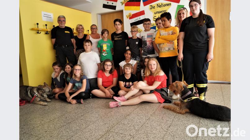 Noch waren die Kinder recht Vorsichtig mit den Rettungshunden "Emma" und ihrer Führerin Clara Hutzler (rechts) und "Pommes" von Gerhard Kammerer (links). arw