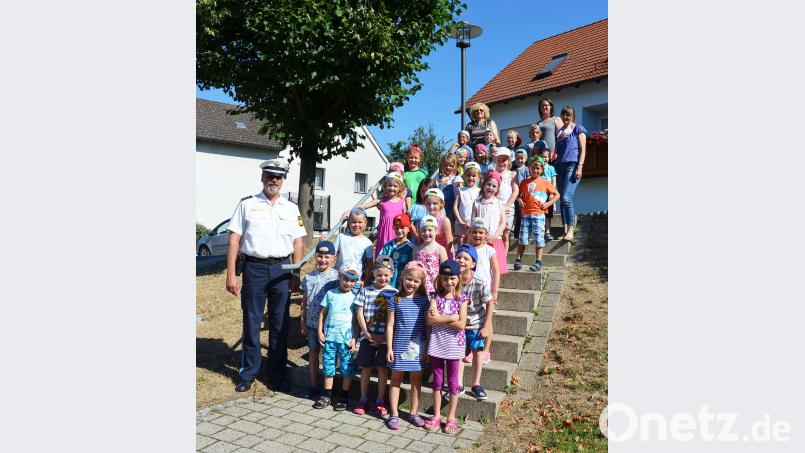Die Vorschulkinder mit Polizist Christian Simon. ü