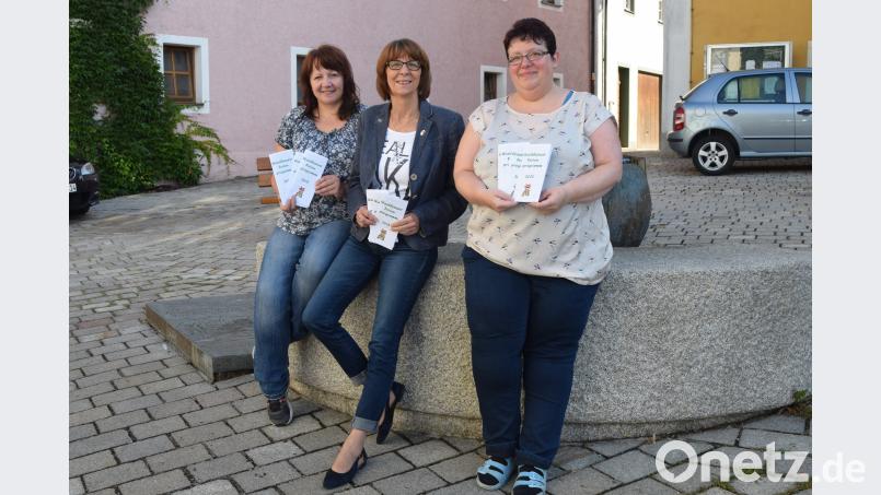 Ein reichhaltiges Ferienprogramm stellen Christine Wellert (rechts) und Ramona Stefinger (links) zur Freude von Bürgermeisterin Margit Kirzinger auf die Beine. fjo