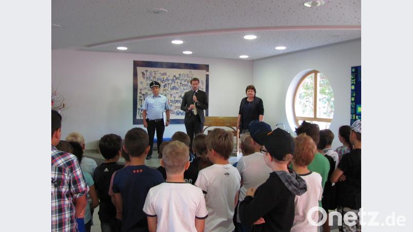 Rektorin Elisabeth Graßler, Bürgermeister Stephan Oetzinger und Kommandant Siegfried Janner (von rechts) begrüßen die Kinder zu einem besonderen Schultag. sei