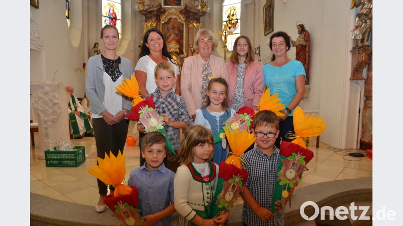 Fünf Kinder nehmen Abschied aus dem Anton-Ferazin-Kindergarten und durften ihre selbstgebastelten Kindergartentüten mit dem Jahresmotto &quot;Kinder wie die Zeit vergeht&quot; in Empfang nehmen. Susanne Hirmer (links), Carmen Gruber (rechts) und Emmi Bauer (Zweite von rechts) werden im Herbst Leiterin Birgit Zant (Zweite von links) neu im Team unterstützen. dob