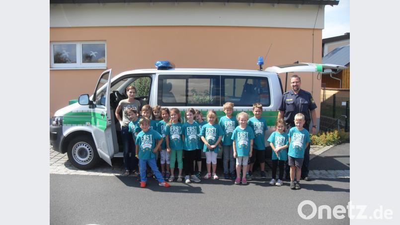Im Polizeiauto von Carsten Landgraf (rechts) gab es für die künftigen Abc-Schützen viel zu entdecken. Erzieherin Anja Kirchberger (links) bedankte sich bei dem Polizisten für seinen Besuch. rpp