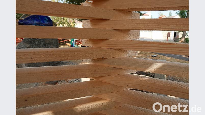 Über 500 Dachlatten ohne Verschraubung, sechseckig lose aufgeschichtet, und das Bauwerk war nach vier Stunden fertig. Felsenfest stand es an allen Festtagen. bsc
