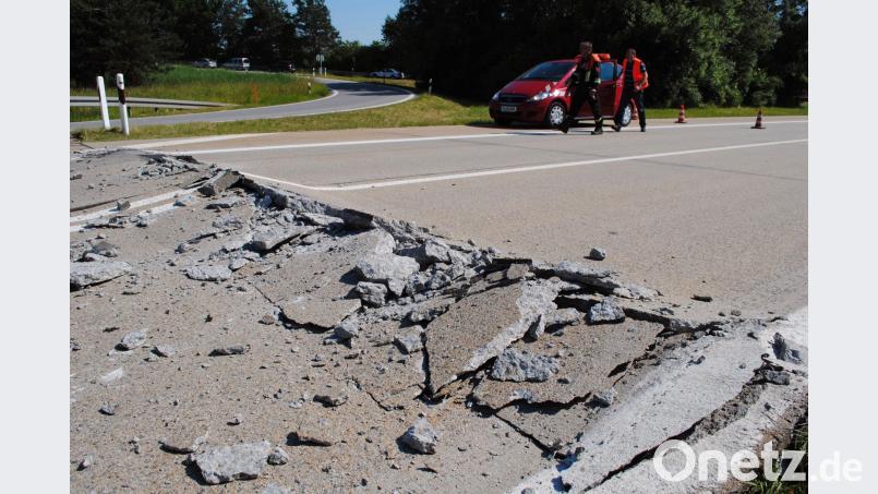 Schock auf der A93: 2013 wölbte sich der Asphalt an der Anschlussstelle Abensberg durch die Hitze auf.  Walter Dennstedt/mittelbayerische.de/dpa