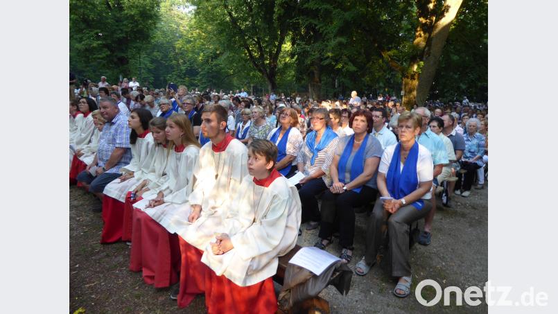 Viele Gläubige finden den Weg auf den Annaberg, um die Pontifikalmesse gemeinsam zu feiern. bba