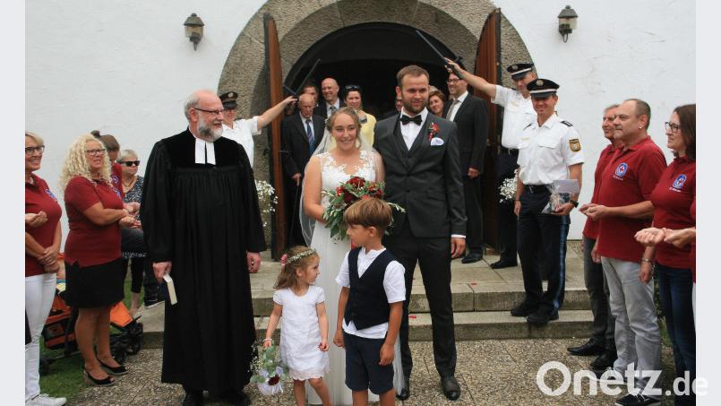 Den Bund der Ehe schlossen Kristina Ruß und Bastian Ernstberger. Getraut wurden sie in der Auferstehungskirche von Pfarrer Martin Schlenk. wro