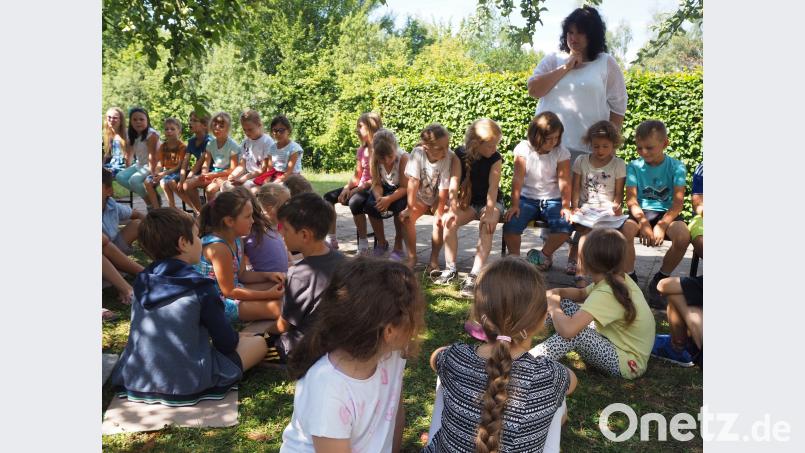 Mucksmäuschenstill war es, als Schülerin Selina Putzer zum Abschluss des Buchstabenfestes aus dem Buch &quot;Der Buchstabenfresser&quot; vorlas, denn jeder wollte wissen, welches Chaos dieses seltsame Wesen als nächstes bei seiner Finderin Claudia und ihrer Familie hinterlassen würde. jpl