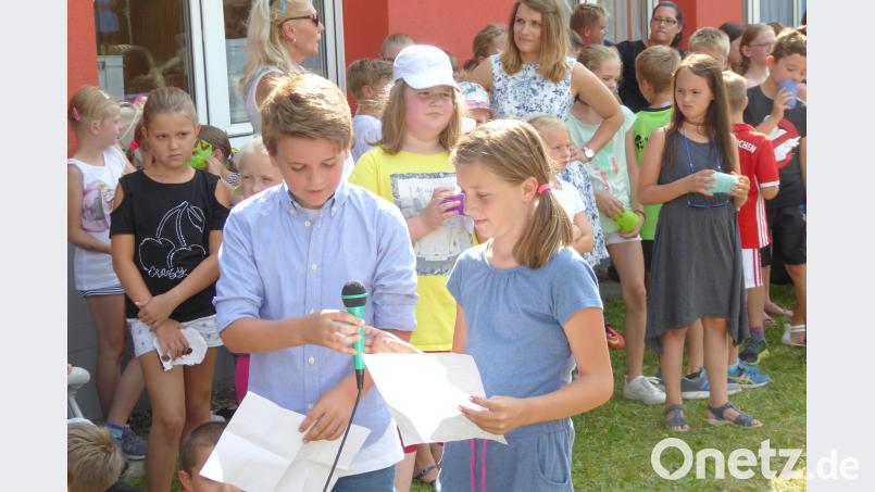 Anna und Laurenz begrüßen die Besucher. fsb
