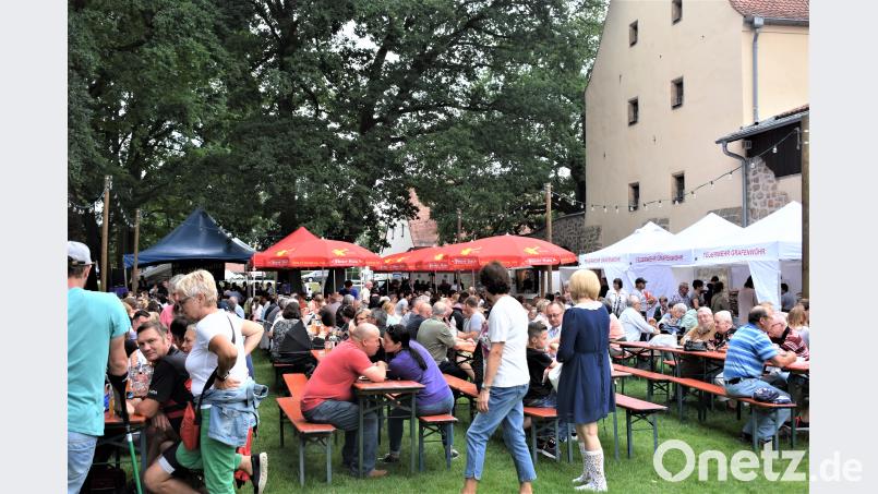 Viele Besucher ließen es sich beim Annafest am Kastenhaus gut gehen. Die Grafenwöhrer Feuerwehr übernahm die Bewirtung. rgr