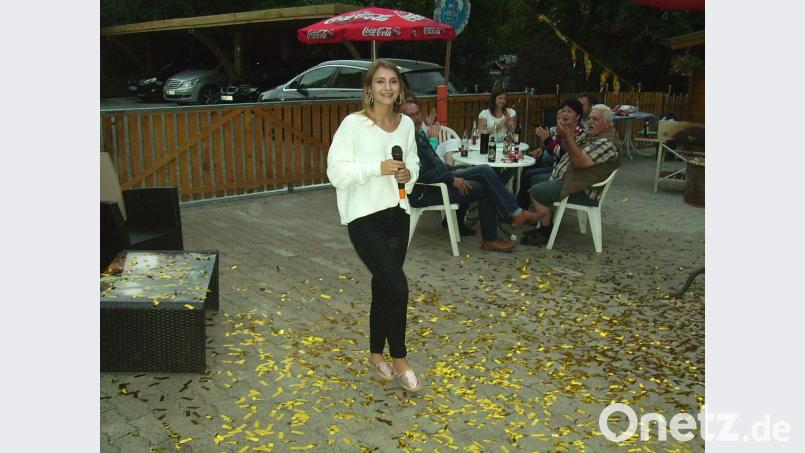 Auch auf größeren Musik-Events vermag Nachwuchssängerin Franziska Buß zu überzeugen. Doch beim Sommerfest des Hundefreundevereins ARZLV, in dem ihre Eltern aktiv mitarbeiten und der sogar "Gold" auf sie herabregnen lässt, fühlte sich die 17-Jährige besonders wohl. bjp
