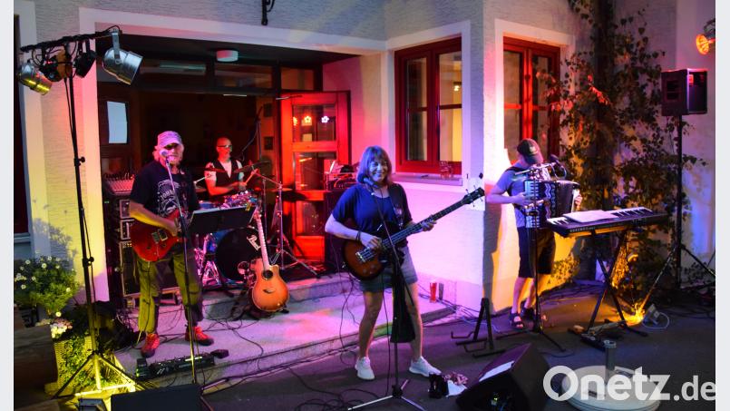 Die Band &quot;Farmers Five&quot; heizt beim Kemnather Feuerwehrhaus so mächtig ein. mde