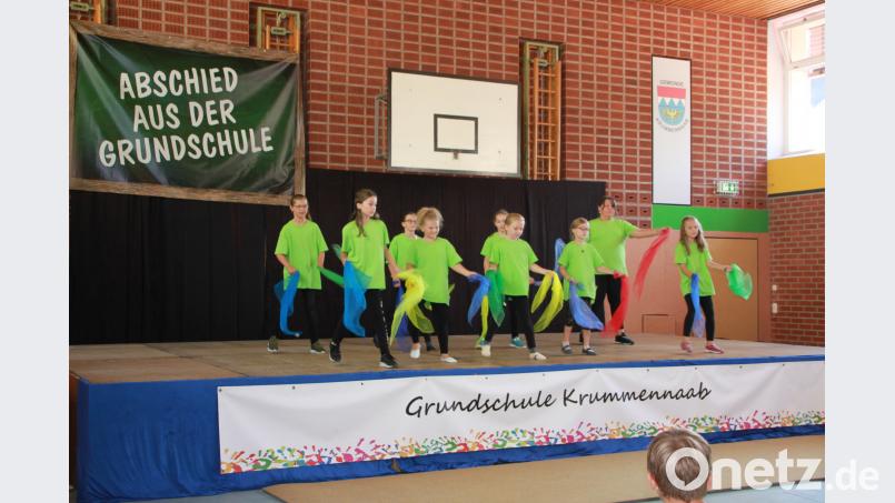 Die Tanzmädels der vierten Klasse verabschieden sich mit &quot;On the floor&quot;. den