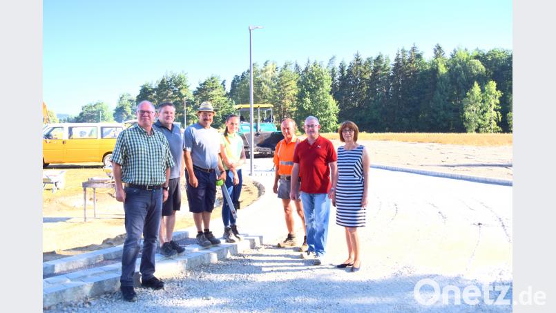 Über den guten Fortschritt der Arbeiten freuen sich (von links) Siegfried Wagner, Andreas Wagner, Heinz Bauer, Anna-Lena Grötsch, Fritz Huber, Dietmar Hammerl und Margit Kirzinger. fjo