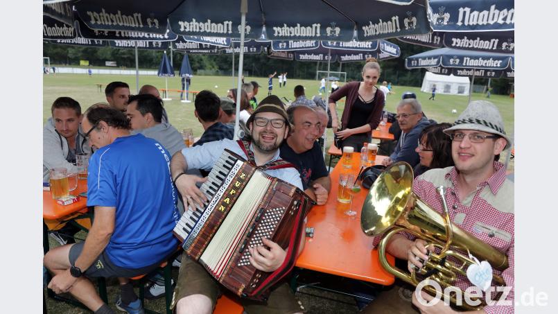 Hier ist die Musik mittendrin statt nur dabei: Die Almdoodler sorgten für Stimmung beim Sommerfest der SpVgg Ebermannsdorf. Wolfgang Steinbacher