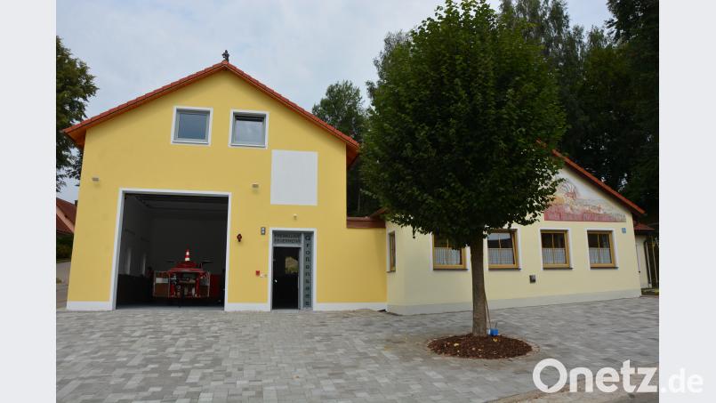 Das Ensemble aus Schützenhaus (rechts) und neuem Feuerwehrgerätehaus bildet den Mittelpunkt des Dorfes Großensees. jr