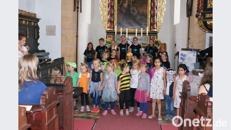 Die Kinder der Pfiffikusbande kommen als Tiere zu Noah in die Arche. sei