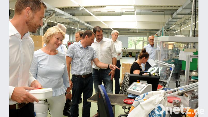 Staatssekretärin Rita Hagl-Kehl (Zweite von links) informierte sich über die Produktion bei Elasto-Form, die in Konkurrenz zu chinesischen Erzeugnissen steht. Bild: Stephan Huber