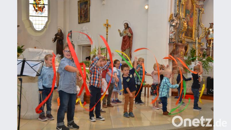 Mit einem Tanz in der St.-Erhard-Kirche verabschieden sich die Kindergartenkinder in die Ferien. dob