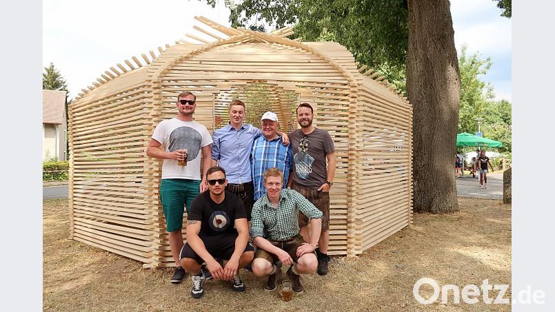 Beim Bürgerfest zog der Pavillon die Besucher magisch an. Erwin Bächer (hinten, Zweiter von rechts) baute zusammen mit den Stoawaldlerern (hinten von links) Michael Rauh, Christoph Pappenberger und Andreas Trottmann sowie (vorne von links) Kevin Radimerski und Jonas Henze das Schmuckstück, das an den Festtagen fest in Kinderhand war. bsc