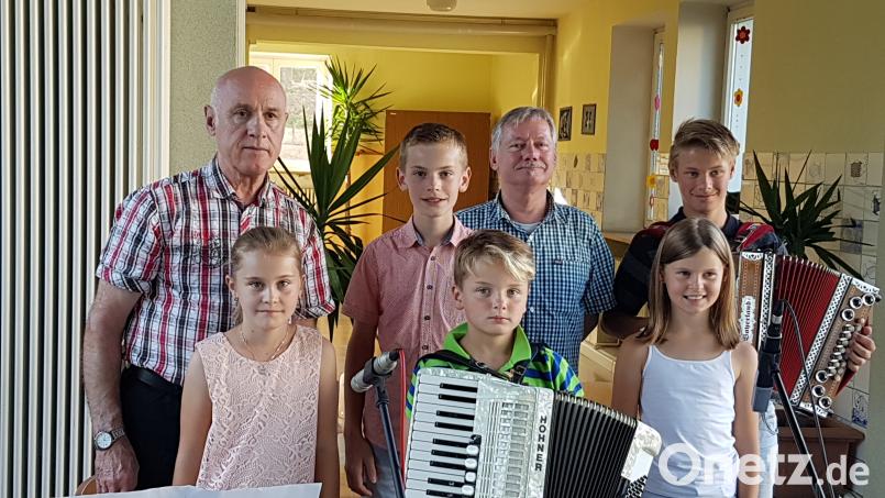 Die jungen Musiker und ihre Lehrer. mef