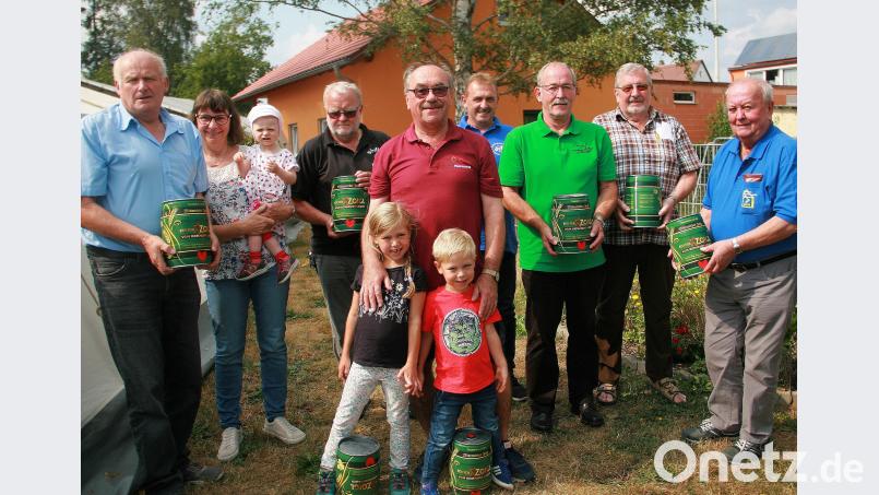 Am Ziel in Mitterteich gab es für jede Gruppe Zoiglbier. Für die teilnehmerstärkste Gemeinschaft aus Wiesau nahm Vorsitzender Reimund Frech (Mitte, mit seinen Enkeln) zwei Fässchen in Empfang. Mit im Bild Kreisvorsitzender Otmar Zeitler (Zweiter von rechts) und Mitterteichs Siedlerchef Josef Fennerl (Vierter von links). wro