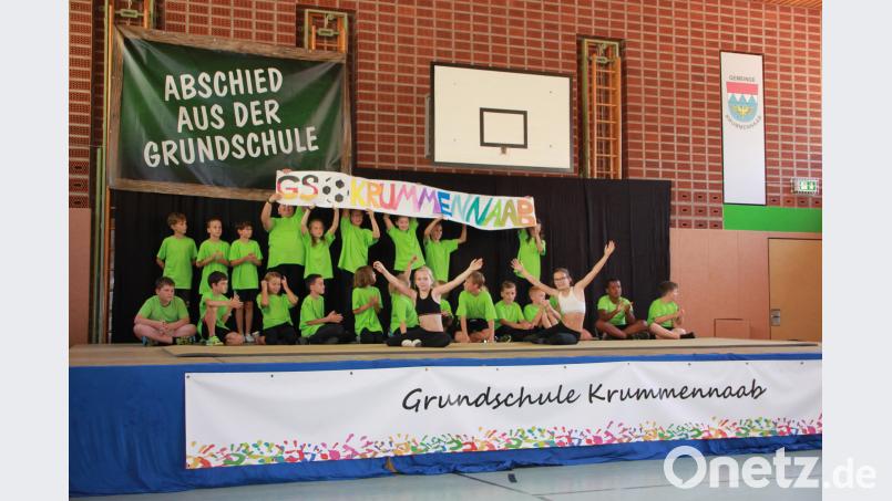 Mit einer Akrobatikeinlage von Emily und Yvonne verabschiedete sich die vierte Klasse. den