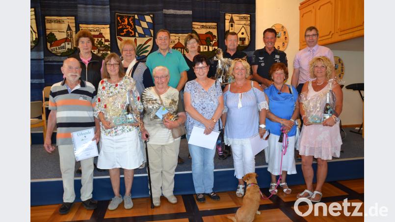 Bürgermeister Hermann Ach (oben rechts) ehrte langjährige und treue Urlaubsgäste für den zehnten, 20. und 55. Aufenthalt. Für das Ehepaar Ursula Körber (vorne Zweiter von rechts) und ihren Mann Heinz-Otto Körber (dahinter) ist es der 55. Aufenthalt. gi