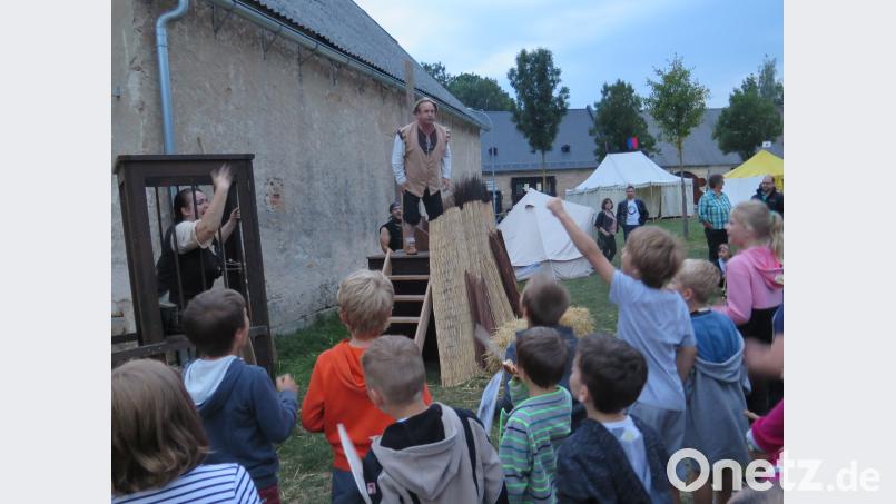 Hubert der Henker kündigt die Hexenverbrennung an. jzk