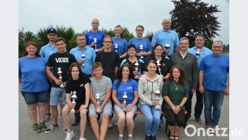 Die Vorsitzenden des Spickervereins „Blaupfeil“ Vohenstrauß, Erich Gallitzendorfer (rechts) und Sonja Kramer (links), ehren die besten Teilnehmer am Hobbyturnier zum 50. Vereinsjubiläum mit Pokalen. dob