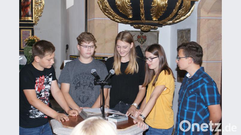 Fünf Jugendliche wollen eine Zeitmaschine bauen und finden auf dem Dachboden eine alte Kinderbibel. sei