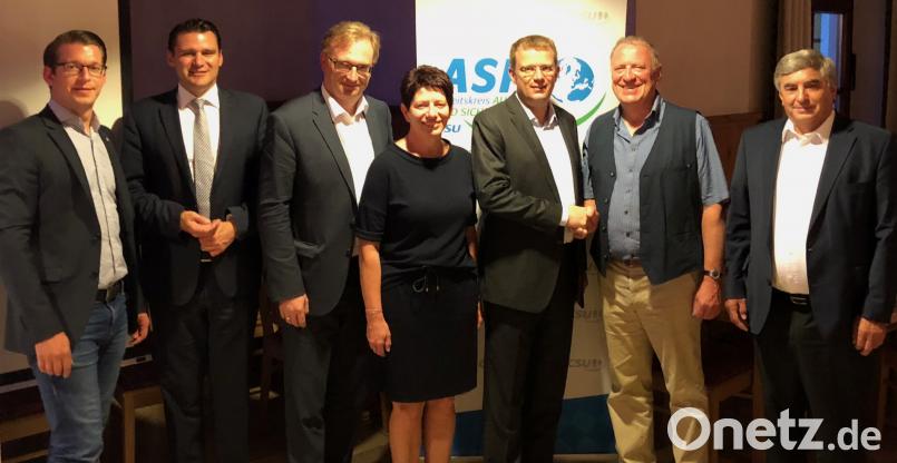ASP-Kreisvorsitzender Peter Wunder (Zweiter von rechts) bedankte sich bei MdB Reinhard Brandl für seinen Vortrag. Zu den Zuhörern zählten auch (von links): CSU-Ortsvorsitzender Thomas Albang, Landrat Thomas Ebeling, MdL Alexander Flierl, Zweite Bürgermeisterin Margit Reichl und MdB Karl Holmeier. exb