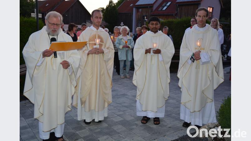 Sie beteten am Grab der Resl um ein positives Ende des Seligsprechungsprozesses: (von links) Pfarrseelsorger Pater Benedikt Leitmayr, Kaplan Thomas Meier, Pater John und Pater Jaroslav Nikolaus Lobkowicz. jr