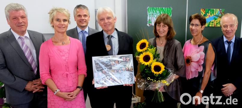 Musik, Laudationes, Gedichte und Lieder gab es bei der offiziellen Abschiedsfeier für Rektor Peter Steigner. Von links: Bürgermeister Günter Stich, Schulamtsdirektorin Christine Söllner, Bürgermeister Thomas Meiler, Rektor Peter Steigner, Ehefrau Agnes, Lehrerin Marianne Hauke und Konrektor Rudi Schneider. le