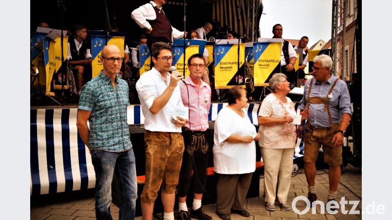 Der Erlös aus den Benefizspiel wird beim Bürgefest übergeben: Roland Kusche, Armin Aichinger, Wolfgang Schwarz, Amanda Castillo-Schmidt, Erna Hauer und Bürgermeister Rupert Troppmann (von links). arw