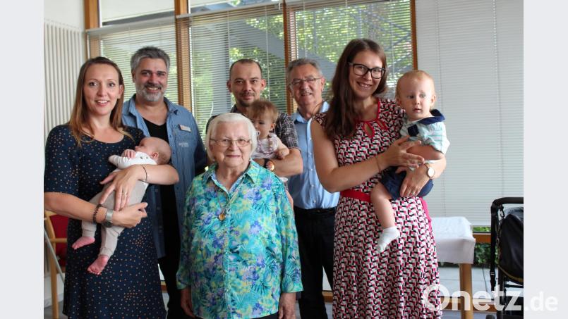 Die rundum rüstige Jubilarin mit ihren Enkelkindern (von links) Nicole, Marco und Jasmin sowie den Urenkeln Maya, Elias und Jano. Mit im Bild 2. Bürgermeister Herbert Lehner und Heimleiter Matthias Stiegler (Zweiter von links). cs