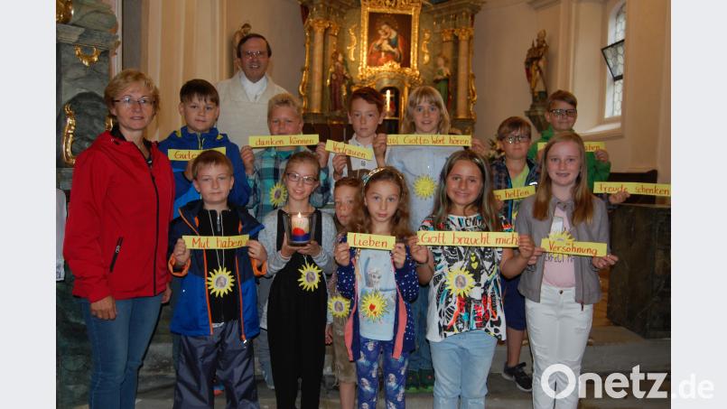 Diese Kinder gestalteten einen eigenen und gelungenen Wortgottesdienst zum Annafest. Mit im Bild Initiatorin Gemeindereferentin Christine Gössl und Stadtpfarrer Bernhard Müller, der sich darüber freute. az