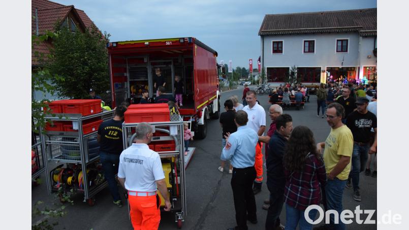 Viele der Gäste interessieren sich auch für das neueste Einsatzfahrzeug der Kemnather Wehr. mde
