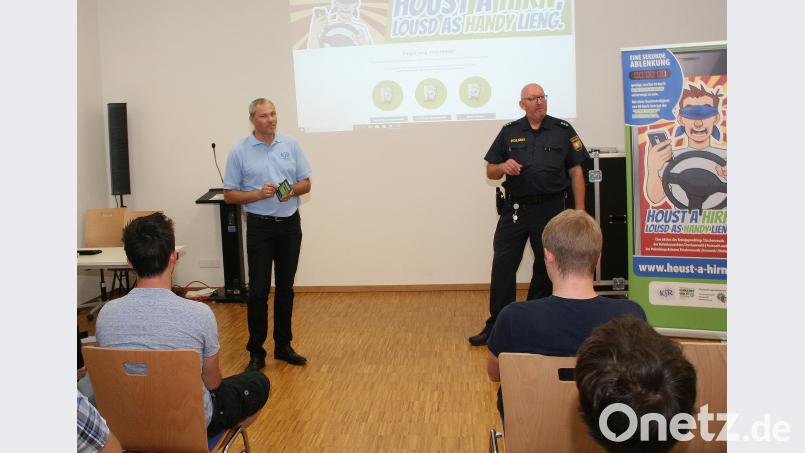 Jürgen Preisinger vom Kreisjugendring und Polizeioberkommissar Wolfgang Trottmann (von links) mahnten zur Nutzung von Freisprechanlagen in den Fahrzeugen. wro
