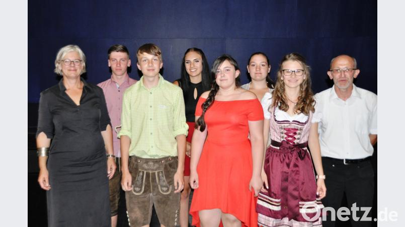 Die Klassenleiter freuen sich mit den Jahrgangsbesten. exb