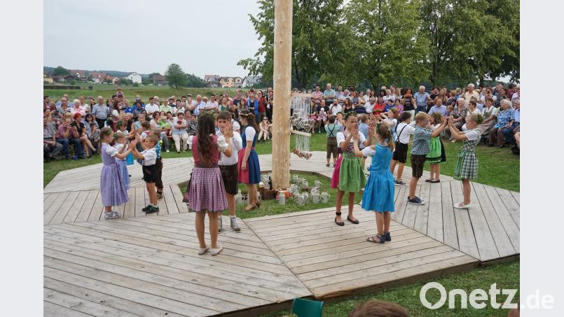 Die Kinderkirwapaare tanzten schon wie die Großen. Bild: nib