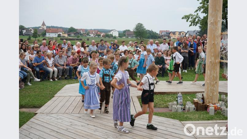Die Kinderkirwapaare tanzten schon wie die Großen. Bild: nib