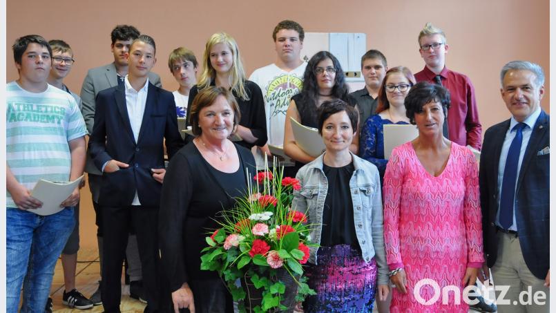 Für zehn Schüler des SFZ beginnt der Ernst des Lebens. Unser Bild zeigt von vorne links: die Klassenleiterinnen Veronika Gradl-Keis, und Sabine Hofmann sowie Schulleiterin Uschi Huber und stellvertretenden Landrat Roland Grillmeier. Hinten von links: Maurice Junghänel, Tobias Lubas, Dominik Lämmerhirt, Philipp Hausladen, Lukas Gmeiner, Nadine Birner, Marlon Hahn, Sarah Simmler, Maximilian Gühl, Anna-Maria Reber und Marius Böhm. exb