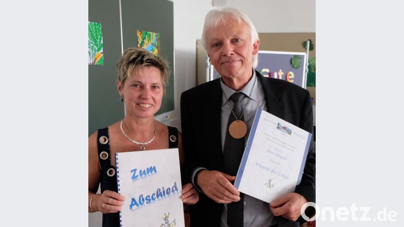 Sylvia Witzl überreicht Peter Steigner die Urkunde. Der scheidende Rektor darf sich künftig "Freund der Schule" nennen. le