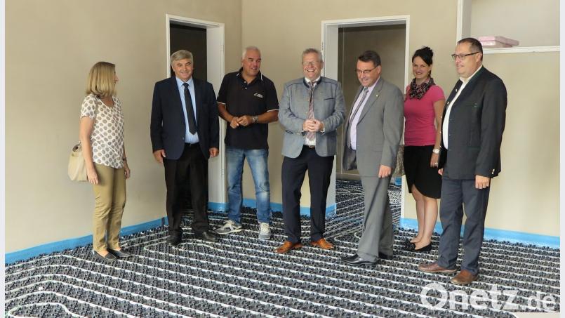 Sylvia Meyer, Karl Holmeier, Georg Kartini, Andreas Feller, Martin Steinkirchner, Christina Bauer und Manfred Wendl (von links) besichtigten die Baustelle für den Johanniter-Kita. Hirsch