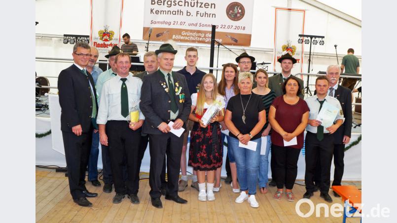 Bürgermeister Martin Birner (links) und Schützenbund-Präsident Franz Brunner (rechts) ehrten die Teilnehmer des Jubiläumsschießens. agr