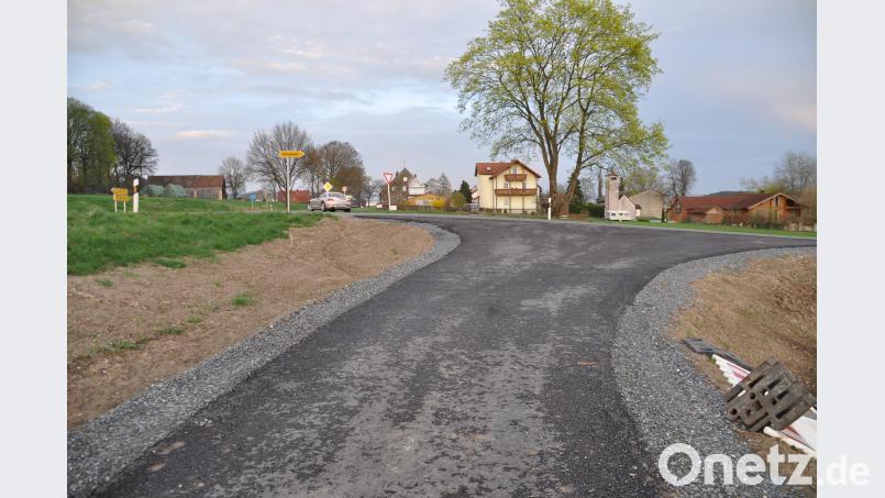Rechts geht es nach Schlackenhof, links zur B 22 – bis dahin kein Problem für Fahrradfahrer. Auf der Bundesstraße wird es dann aber knifflig: Der Fahrradweg endet, Radler müssen etliche Meter auf der Straße fahren, um dann über die gegenüberliegende Spur wieder auf den Radweg zu gelangen. ak