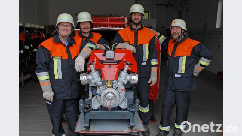 Von ihrer neuen Tragkraftspritze ist die Führung der Filchendorfer Wehr begeistert. Vorne links Vorstand und Maschinist Wolfgang Ciesielski, dahinter stellvertretender Kommandant Reinhard Dollhopf. Vorne rechts Kommandant Ulli Preißinger, dahinter Gruppenführer und Maschinist Andreas Mayer. ow