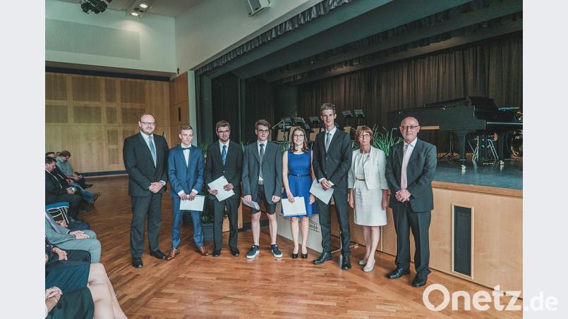 Sie sind die Besten: Landrat Andreas Meier (links), Direktor Anton Hochberger und stellvertretende Landrätin Margit Kirzinger (von rechts) gratulierten den Einser-Abiturienten (von links) Fabian Köppen, Andreas Bäumler, Elias Zell, Linda Kammerer und Christian Weidner. Meister
