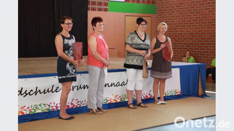 Schulleiterin Sigrid Reger-Scharf (2. von links) bedankte sich bei der ausscheidenden Elternbeiratsvorsitzender Nicole Beyer (2. von rechts) sowie deren Mitstreiterinnen im Elternbeirat Nadine Kandziora (rechts) und Karin Prucker (links). den